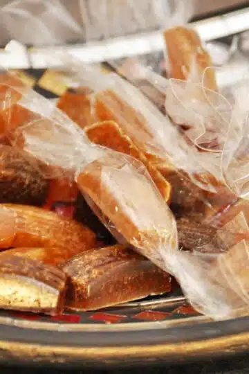 Hustenbonbons ohne Zucker kann man ganz einfach selber machen. Egal ob mit Ingwer, Thymian oder Salbei.