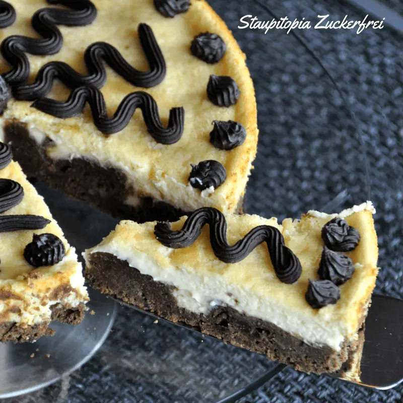 Low Carb Brownie Cheesecake ohne Zucker und ohne Mehl. Dieser Kuchen vereint Käsekuchen und Brownie in einem und ist zudem auch noch perfekt für die Low Carb Ernährung geeignet.