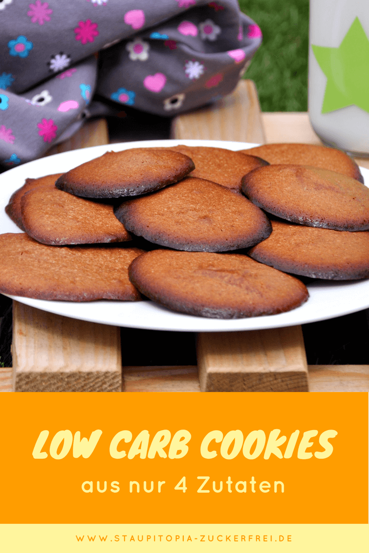 Für dieses Low Carb Cookies Rezept benötigst du nur 4 Zutaten: Erythrit, Fiber Sirup, Mandelmus und ein Ei. Der perfekten Low Carb Kekse also, die du nicht nur als Low Carb Dessert genießen kannst, sondern auch zum Low Carb Frühstück oder als Snack für Zwsischendurch.