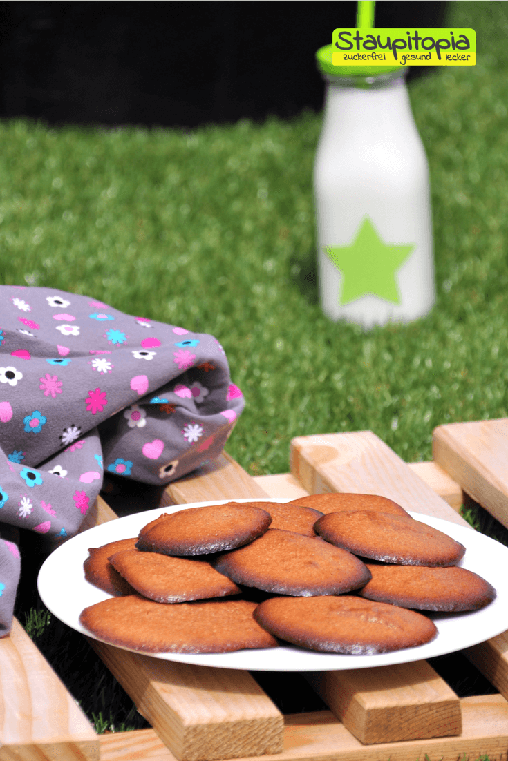 Für dieses Low Carb Cookies Rezept benötigst du nur 4 Zutaten: Erythrit, Fiber Sirup, Mandelmus und ein Ei. Der perfekten Low Carb Kekse also, die du nicht nur als Low Carb Dessert genießen kannst, sondern auch zum Low Carb Frühstück oder als Snack für Zwsischendurch.