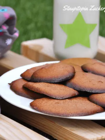 Für dieses Low Carb Cookies Rezept benötigst du nur 4 Zutaten: Erythrit, Fiber Sirup, Mandelmus und ein Ei. Der perfekten Low Carb Kekse also, die du nicht nur als Low Carb Dessert genießen kannst, sondern auch zum Low Carb Frühstück oder als Snack für Zwsischendurch.