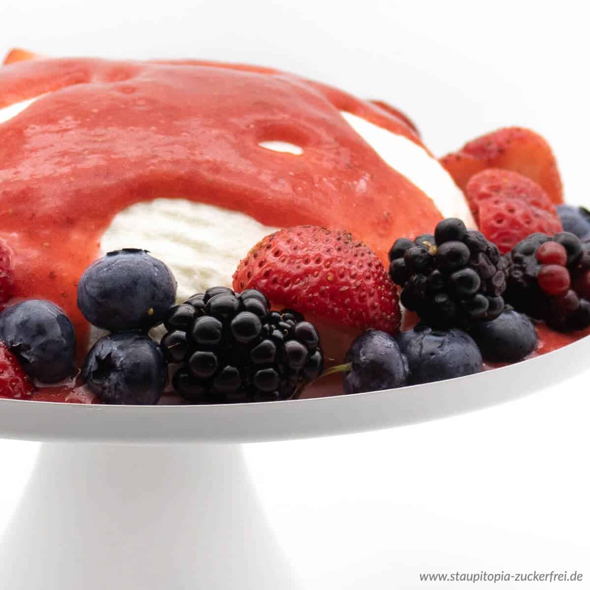 Die Low Carb Joghurt Bombe ist ein einfaches Dessert ohne Zucker, dass sich perfekt für eine gesunde Ernährung eignet. Naschen ohne Reue.