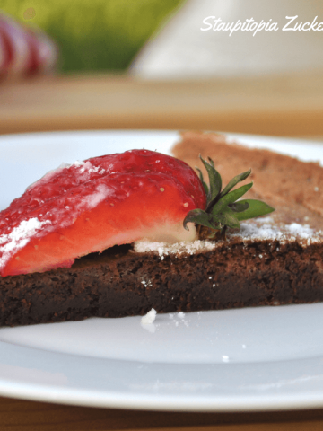 Low Carb Schokokuchen selber machen mit nur 2 Zutaten, ohne Zucker und ohne Mehl, dafür aber mit einem umwerfend schokoladigem Geschmack. Low Carb Kuchen waren noch nie besser.