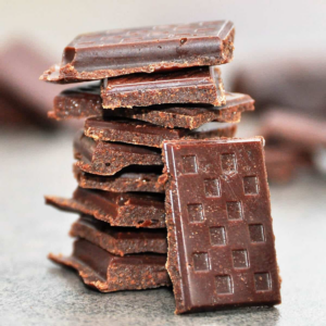 Low Carb zartbitter Schokolade selber machen mit Erythrit bzw. Xucker Light. Es werden nur 3 Zutaten und 3 Minuten Zubereitungszeit benötigt, um diese leckere low carb Schokolade selber zu machen.