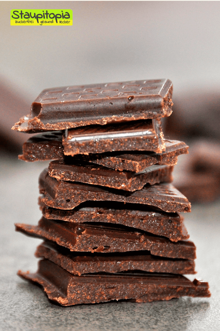 Low Carb zartbitter Schokolade selber machen mit Erythrit bzw. Xucker Light. Es werden nur 3 Zutaten und 3 Minuten Zubereitungszeit benötigt, um diese leckere low carb Schokolade selber zu machen.