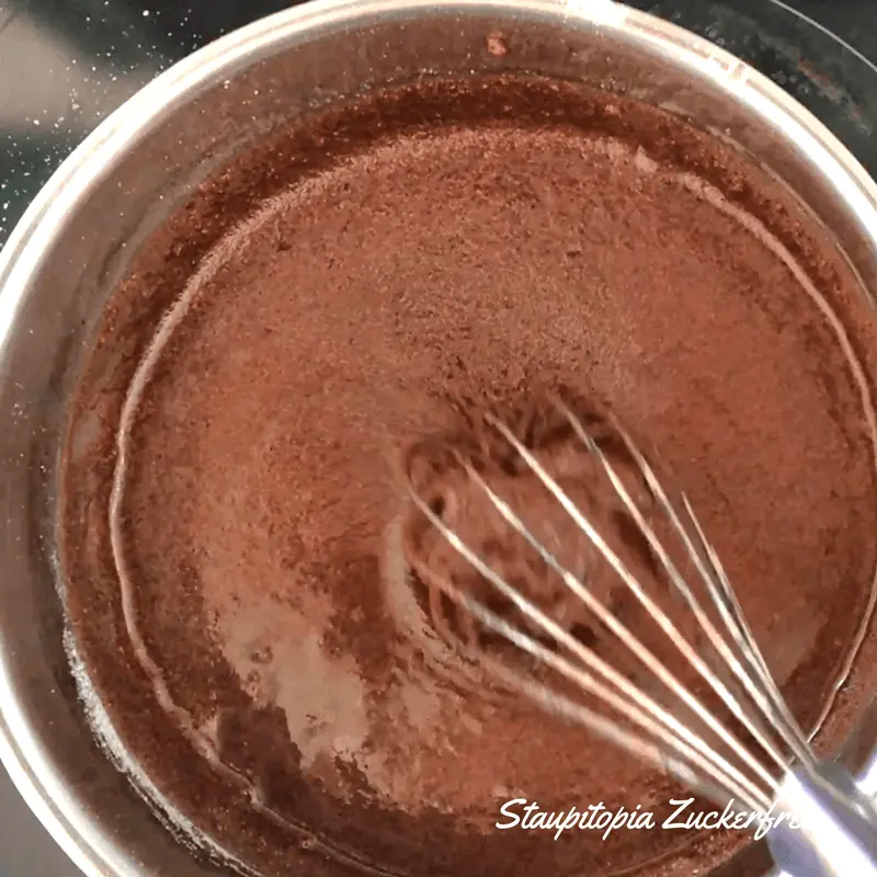 Mit diesem Rezept kannst du Schokolade ohne Zucker selber machen - und zwar ganz einfach! Aber was bedeutet einfach? Einfach bedeutet, dass du für die zuckerfreie Schokolade tatsächlich nicht mehr als 4 Zutaten in der richtigen Menge benötigst, die du natürlich in diesem Low Carb Schokoladen Rezept erfährst. Hast du alle Zutaten einmal miteinander vermischt, suchst du dir lediglich eine Schokoladenform deiner Wahl aus und genießt, nach dem fest werden, selbstgemachte Erythrit Schokolade ganz ohne Zucker!