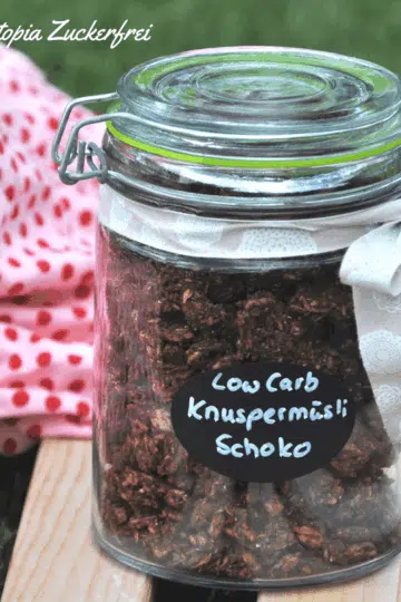 Mit diesem schokoladigen Low Carb Knuspermüsli bringst du Abwechslung in dein Low Carb Frühstück!