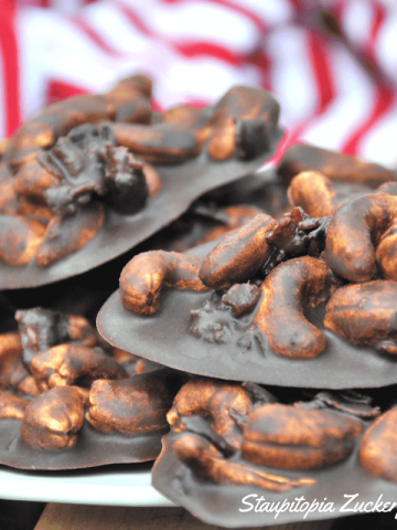 Low Carb Schokolade trifft auf Bacon und Cashews! Ich bin mir sicher, dass du diese ungewöhnliche Low Carb Schokolade lieben wirst! Und das Beste: Du benötigst nicht mehr als 5 Zutaten. Nachmachen unbedingt empfohlen!