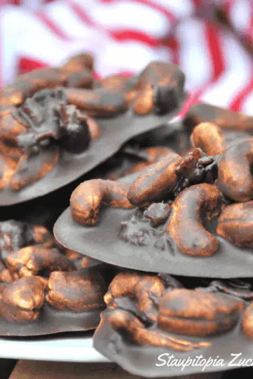 Low Carb Schokolade trifft auf Bacon und Cashews! Ich bin mir sicher, dass du diese ungewöhnliche Low Carb Schokolade lieben wirst! Und das Beste: Du benötigst nicht mehr als 5 Zutaten. Nachmachen unbedingt empfohlen!