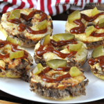 Schon mal etwas von Low Carb Cheeseburger Donuts gehört? Ich auch nicht! Dieses Rezept für die leckeren Low Carb Cheeseburger Donuts ist zufällig beim experimentieren in der Küche entstanden und jetzt aus meiner Sammlung von Lieblingsrezepten nicht mehr wegzudenken.