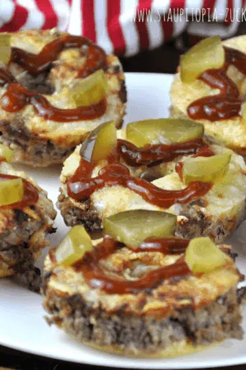 Schon mal etwas von Low Carb Cheeseburger Donuts gehört? Ich auch nicht! Dieses Rezept für die leckeren Low Carb Cheeseburger Donuts ist zufällig beim experimentieren in der Küche entstanden und jetzt aus meiner Sammlung von Lieblingsrezepten nicht mehr wegzudenken.