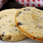 Diese Riesen Low Carb Chocolate Chip Cookies kannst du in nur 90 Sekunden in der Mikrowelle backen! Solltest du keine Mikrowelle haben, dann backe die Low Carb Cookies einfach im Ofen. Dieses einfache Rezept kann wirklich jeder nachmachen! Hol dir jetzt das Rezept für die köstlichen Low Carb Schokoladen-Kekse auf www.staupitopia-zuckerfrei.de #lowcarbcookies #erythrit #xuckerlight #erythritrezept #fibersirup #mandelmehl #mandelmehlrezept #lowcarbkekse #lowcarbweihnachten #staupitopia