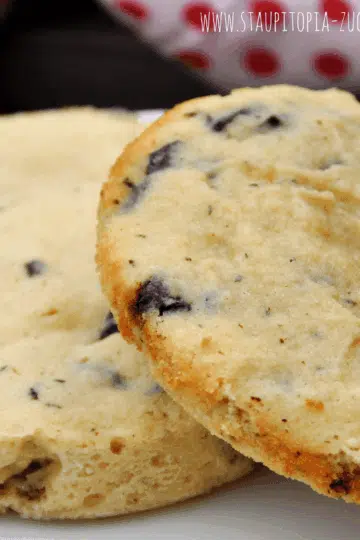 Diese Riesen Low Carb Chocolate Chip Cookies kannst du in nur 90 Sekunden in der Mikrowelle backen! Solltest du keine Mikrowelle haben, dann backe die Low Carb Cookies einfach im Ofen. Dieses einfache Rezept kann wirklich jeder nachmachen! Hol dir jetzt das Rezept für die köstlichen Low Carb Schokoladen-Kekse auf www.staupitopia-zuckerfrei.de #lowcarbcookies #erythrit #xuckerlight #erythritrezept #fibersirup #mandelmehl #mandelmehlrezept #lowcarbkekse #lowcarbweihnachten #staupitopia