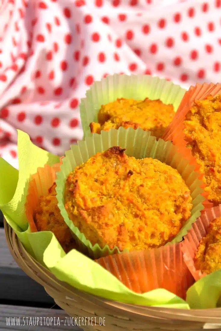 Diese köstlichen Low Carb Frühstücksmuffins mit Kürbis und Frischkäse sind ein tolles Frühstück für unterwegs. Sie lassen sich gut vorbereiten, sind sättigend und eignen sich hervorragend zum Mitnehmen. Hol dir jetzt das Rezept auf www.staupitopia-zuckerfrei.de #lowcarbfrühstück #lowcarbmuffins #kürbisrezepte #hokkaido #muffins #staupitopia #kürbis #frischkäse