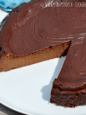 Wer Schokolade mag und Käsekuchen liebt, der wird dieses Rezept für den Low Carb Schokoladen Käsekuchen bzw. Low Carb Death by Chocolate Cheesecake vergöttern. Die Zubereitung ist denkbar einfach! Hol dir jetzt das Rezept auf www.staupitopia-zuckerfrei.de #lowcarbkäsekuchen #lowcarbcheesecake #erythrit #fibersirup #lowcarbschokolade #kuchenohnezucker #staupitopia