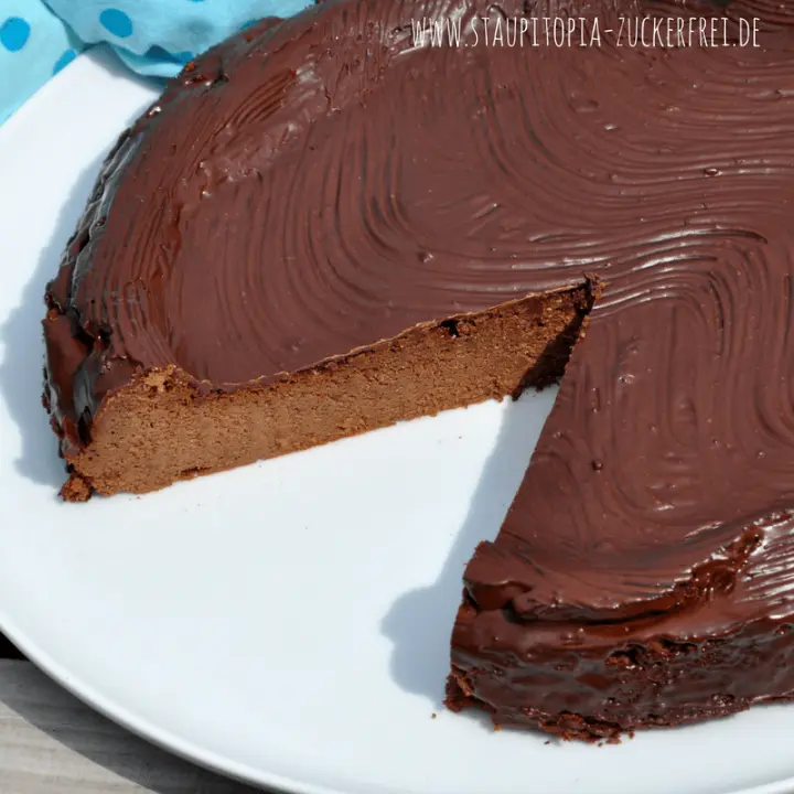 Wer Schokolade mag und Käsekuchen liebt, der wird dieses Rezept für den Low Carb Schokoladen Käsekuchen bzw. Low Carb Death by Chocolate Cheesecake vergöttern. Die Zubereitung ist denkbar einfach! Hol dir jetzt das Rezept auf www.staupitopia-zuckerfrei.de #lowcarbkäsekuchen #lowcarbcheesecake #erythrit #fibersirup #lowcarbschokolade #kuchenohnezucker #staupitopia