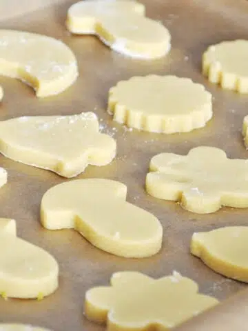 Diese Low Carb Plätzchen werden mit Mandelmehl und Erythrit bzw. Xucker Light gebacken. Sie passen perfekt in die Weihnachtszeit und sind schnell und einfach zuzubereiten.