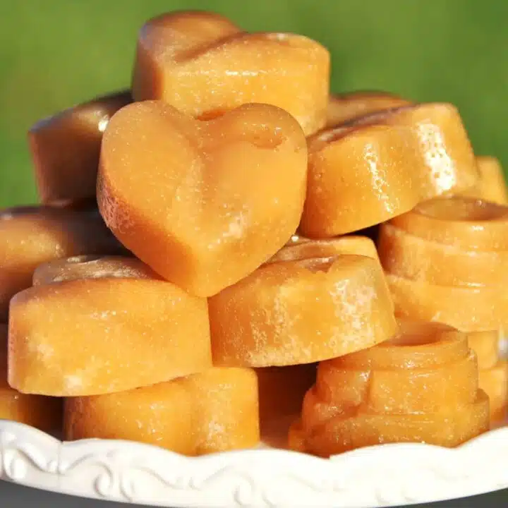 Low Carb Karamell Bonbons selber machen: Einige Versuche hat es gedauert, bis ich es geschafft habe leckere Low Carb Karamell Bonbons mit der perfekten, weichen Konsistenz selber zu machen. Da es jetzt endlich geklappt hat, möchte mein Rezept für diese leckeren Low Carb Karamell Bonbons natürlich mit dir teilen. Du benötigst nur 4 Zutaten und die Zubereitung ist wirklich einfach. Hol dir jetzt das Rezept auf www.staupitopia-zuckerfrei.de
