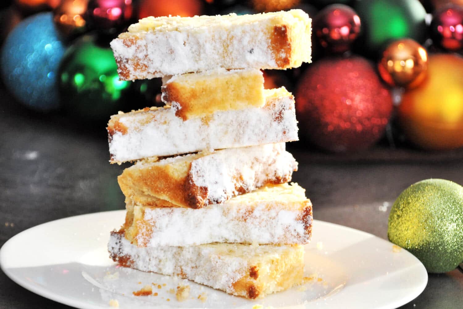 Low Carb Backen zu Weihnachten: Dieser Low Carb Mandelstollen mit Marzipan wird dich begeistern. Er ist schnell zubereitet, glutenfrei und kommt natürlich ohne Zucker aus!