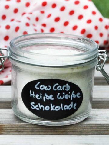 Weiße Low Carb Trinkschokolade selber machen: Wusstest du, wie einfach und schnell du eine Mischung für heiße, weiße Low Carb Trinkschokolade selber machen kannst? Falls nicht, dann erfährst du jetzt wie es geht! Du benötigst nur 5 Zutaten und 5 Minuten Zubereitungszeit. Natürlich ist die weiße Low Carb Trinkschokolade auch ein tolles Geschenk aus der Küche. Egal ob zu Weihnachten, zum Geburtstag oder anderen Anlässen, von dieser Trinkschokolade wird jeder begeistert sein.