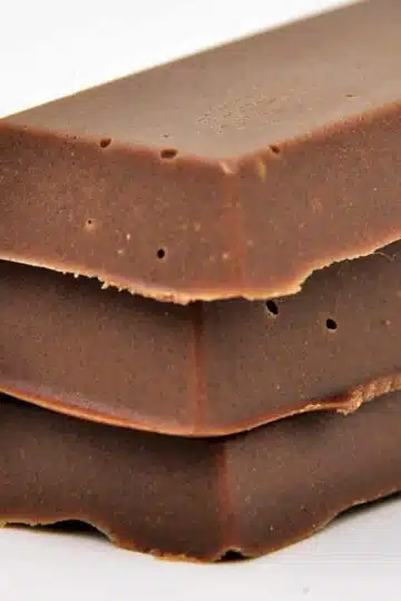 Nougat ohne Zucker selber machen ist wirklich ein Kinderspiel. Hast du einmal die wenigen Zutaten abgewogen, werden diese nur noch zusammen vermengt und deine Masse für das Nougat ohne Zucker ist fertig. Jetzt heißt es nur noch in Form füllen und mit dem Naschen oder weiterverarbeiten zu leckerem Low Carb Kuchen, Keksen oder Gebäck beginnen.