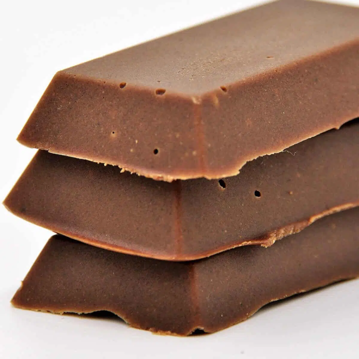 Nougat ohne Zucker selber machen ist wirklich ein Kinderspiel. Hast du einmal die wenigen Zutaten abgewogen, werden diese nur noch zusammen vermengt und deine Masse für das Nougat ohne Zucker ist fertig. Jetzt heißt es nur noch in Form füllen und mit dem Naschen oder weiterverarbeiten zu leckerem Low Carb Kuchen, Keksen oder Gebäck beginnen.