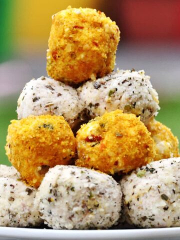 Low Carb Food Pops sind das perfekte Fingerfood für deine Party! Sie sind schnell und einfach gemacht und sehen zudem auch noch toll auf jedem Party Buffet aus! Überrasche deine Gäste mit der herzhaften Version der beliebten Cake Pops, die mit nur einem Haps im Mund verschwinden.