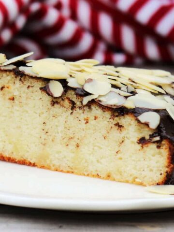 Kann man einen Marzipankuchen ohne Zucker aus nur zwei Zutaten backen? Ja, man kann. Und wie einfach es tatsächlich sein kann, so einen köstlichen Kuchen ganz ohne Zucker und ohne Mehl zu Backen, das erfährst du jetzt.