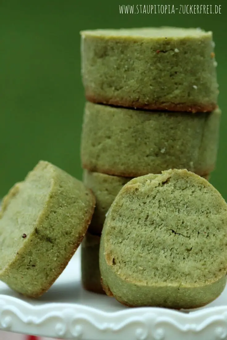 Man mische eine Portion Low Carb Keksteig mit einem Teelöffel Matcha Pulver und erhält diese wundervollen Low Carb Matcha Kekse. Sie sehen durch die grüne Farbe nicht nur einzigartig aus, sondern überzeugen auch durch ihr leichtes, ein wenig nach Tee schmeckendes, Aroma.