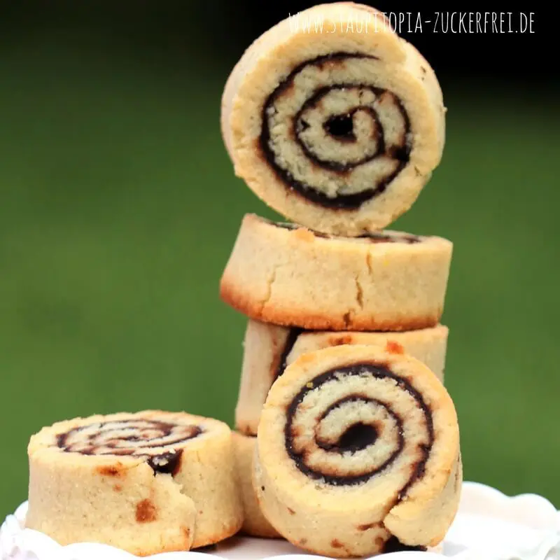Kann ich dir wirklich 7 Low Carb Plätzchen Rezepte verraten und keines davon sind Low Carb Nuss Nougat Plätzchen? Nein, das kann ich natürlich nicht, denn dafür liebe ich die leckere Low Carb Nutella Variante einfach zu sehr. Ein Rezept für Leib und Seele!