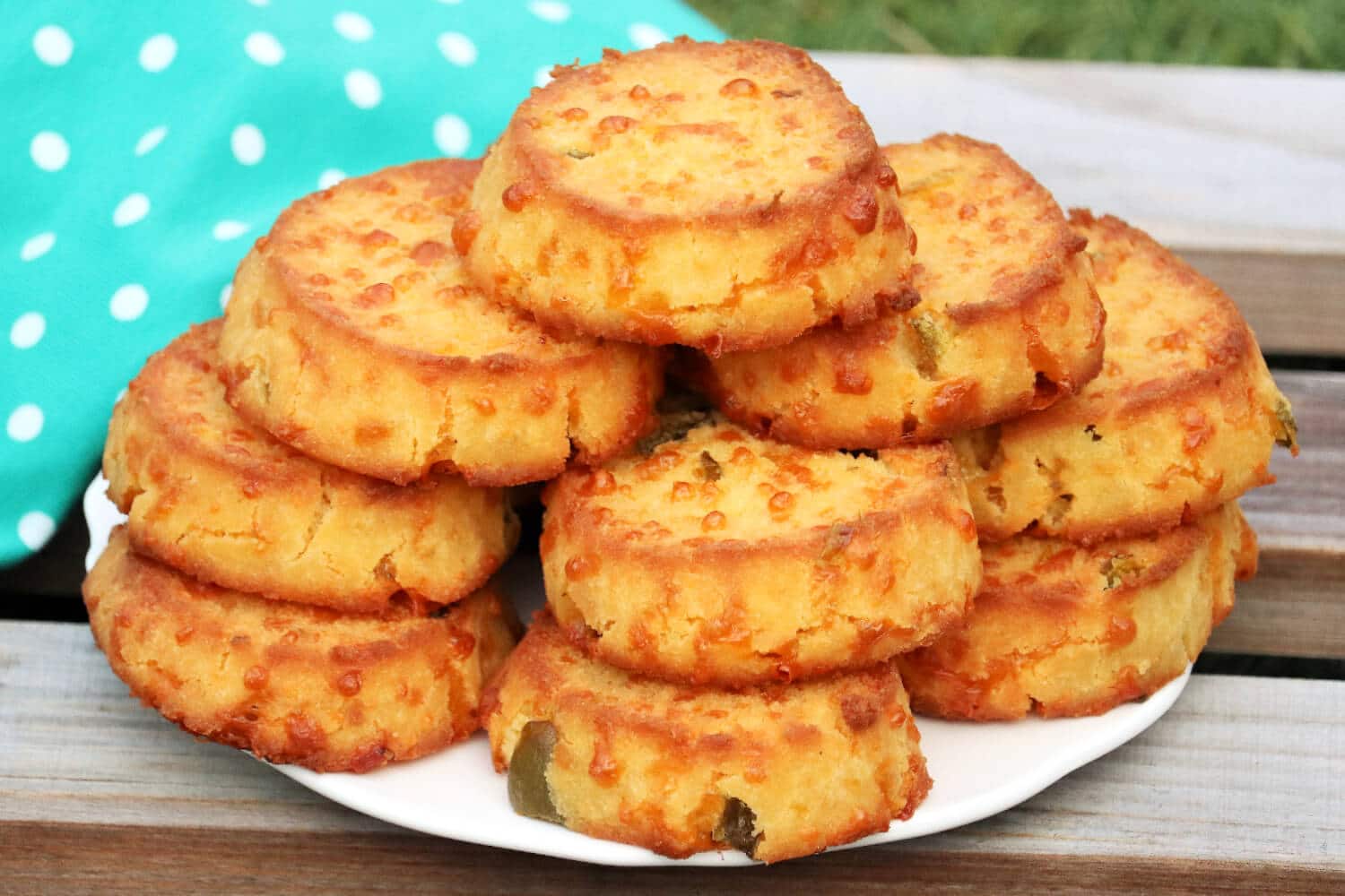 Diese herzhaften Low Carb Jalapeno Cheddar Plätzchen sind der perfekte Snack für Zwischendurch. Du kannst die Plätzchen schnell und einfach selber machen, durch die Schärfe wird dein Stoffwechsel angeregt und sie sättigen wunderbar, wenn dich der plötzliche Heißhunger überkommt. Ein perfektes Rezept für alle, die auf der Suche nach herzhaften und gesunden Snack Ideen für die Arbeit, Schule oder auch mal abends sind.