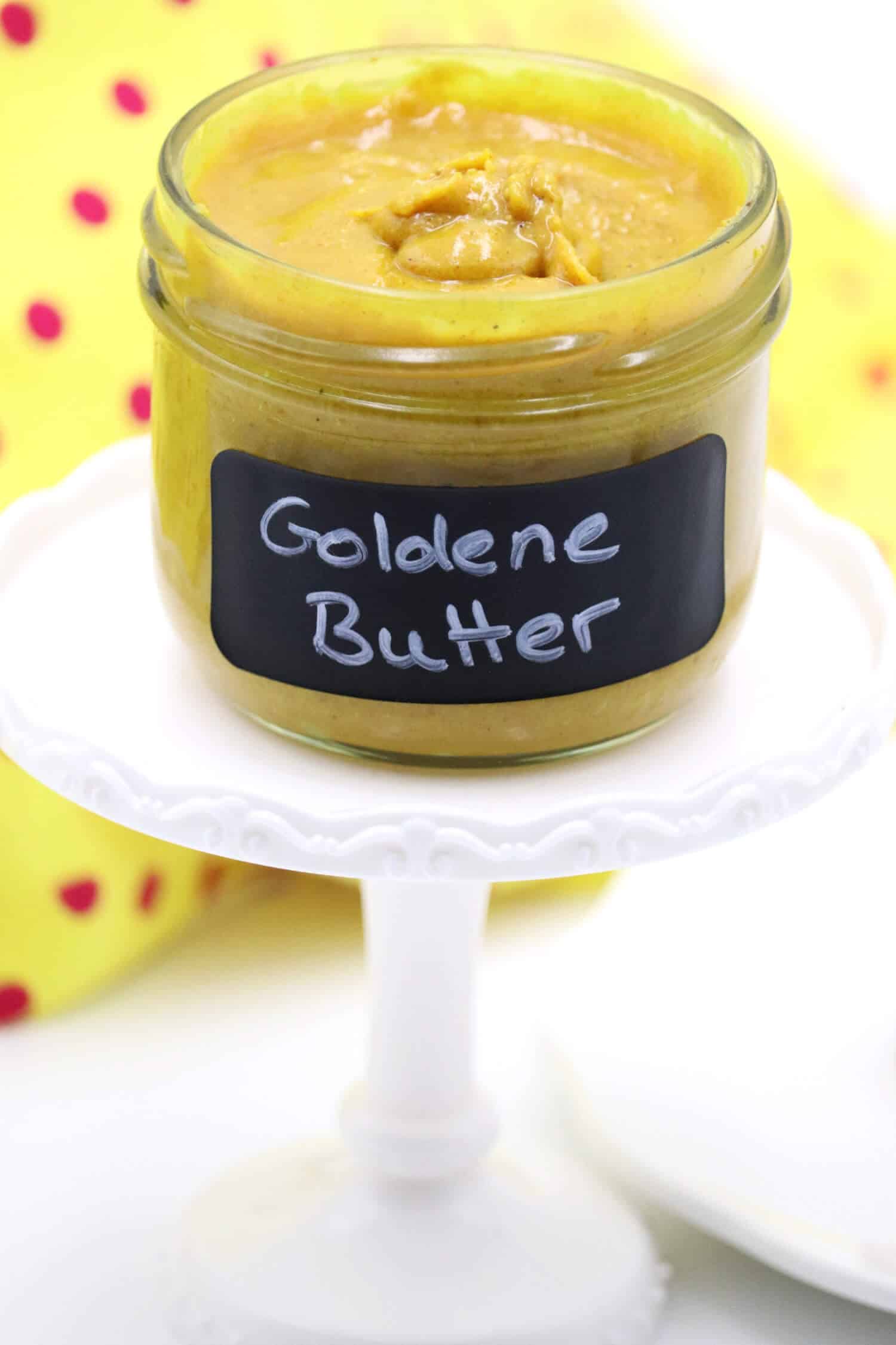Goldene Butter - Was ist denn das? Die Goldene Milch wird dir vielleicht schon als kleines Wundergetränk bekannt sein. Sie soll die Abwehrkräfte stärken und dem Körper Energie und Kraft geben. Zudem schmeckt die Goldene Milch auch auch noch wirklich sehr lecker. Die wundervollen Zutaten der goldenen Milch lassen sich allerdings auch wunderbar in einen köstlichen, zuckerfreien Brotaufstrich aus Mandeln und Kurkuma verwandeln. Ich nenne es die Goldene Butter.
