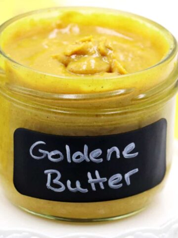 Goldene Butter - Was ist denn das? Die Goldene Milch wird dir vielleicht schon als kleines Wundergetränk bekannt sein. Sie soll die Abwehrkräfte stärken und dem Körper Energie und Kraft geben. Zudem schmeckt die Goldene Milch auch auch noch wirklich sehr lecker. Die wundervollen Zutaten der goldenen Milch lassen sich allerdings auch wunderbar in einen köstlichen, zuckerfreien Brotaufstrich aus Mandeln und Kurkuma verwandeln. Ich nenne es die Goldene Butter.