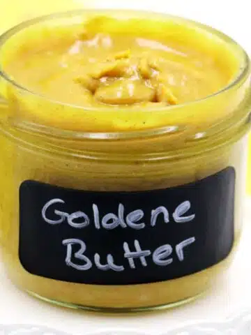 Goldene Butter - Was ist denn das? Die Goldene Milch wird dir vielleicht schon als kleines Wundergetränk bekannt sein. Sie soll die Abwehrkräfte stärken und dem Körper Energie und Kraft geben. Zudem schmeckt die Goldene Milch auch auch noch wirklich sehr lecker. Die wundervollen Zutaten der goldenen Milch lassen sich allerdings auch wunderbar in einen köstlichen, zuckerfreien Brotaufstrich aus Mandeln und Kurkuma verwandeln. Ich nenne es die Goldene Butter.