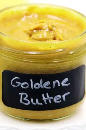 Goldene Butter - Was ist denn das? Die Goldene Milch wird dir vielleicht schon als kleines Wundergetränk bekannt sein. Sie soll die Abwehrkräfte stärken und dem Körper Energie und Kraft geben. Zudem schmeckt die Goldene Milch auch auch noch wirklich sehr lecker. Die wundervollen Zutaten der goldenen Milch lassen sich allerdings auch wunderbar in einen köstlichen, zuckerfreien Brotaufstrich aus Mandeln und Kurkuma verwandeln. Ich nenne es die Goldene Butter.