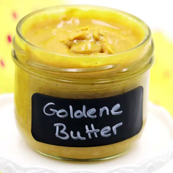Goldene Butter - Was ist denn das? Die Goldene Milch wird dir vielleicht schon als kleines Wundergetränk bekannt sein. Sie soll die Abwehrkräfte stärken und dem Körper Energie und Kraft geben. Zudem schmeckt die Goldene Milch auch auch noch wirklich sehr lecker. Die wundervollen Zutaten der goldenen Milch lassen sich allerdings auch wunderbar in einen köstlichen, zuckerfreien Brotaufstrich aus Mandeln und Kurkuma verwandeln. Ich nenne es die Goldene Butter.