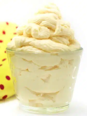 In diesem Rezept erfährst du, wie du eine köstliche Buttercreme ohne Zucker mit nur einer Handvoll Zutaten zubereiten kannst. Egal für welchen Kuchen, für welche Torte oder für welches Dessert du die Buttercreme einsetzen möchtest, dieses Grundrezept hat eine Geling-Garantie!