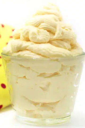 In diesem Rezept erfährst du, wie du eine köstliche Buttercreme ohne Zucker mit nur einer Handvoll Zutaten zubereiten kannst. Egal für welchen Kuchen, für welche Torte oder für welches Dessert du die Buttercreme einsetzen möchtest, dieses Grundrezept hat eine Geling-Garantie!