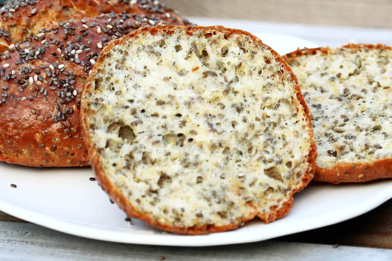 Glutenfreie Low Carb Chia-Brötchen selber machen: Mit diesem Rezept kannst du glutenfreie Low Carb Chia-Brötchen ganz einfach selber machen. Die gesunden Low Carb Brötchen sind eine tolle Alternative, wenn du auf Weizenmehl und Kohlenhydrate in deiner Ernährung verzichtest, aber trotzdem leckere Brötchen zum Frühstück oder Abendessen genießen möchtest.