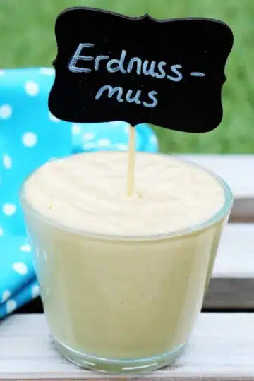 Low Carb Erdnussmus schnell und einfach selber machen: Erdnussmus selber machen lohnt sich. Es ist nicht nur super schnell selber zu machen, sondern es schmeckt auch um Längen aromatischer als bereits fertiges Erdnussmus, dass du im Supermarkt kaufen kannst. Dazu kommt noch der schöne Nebeneffekt, dass es natürlich auch günstiger im Vergleich zum fertigen Erdnussmus aus dem Handel ist.