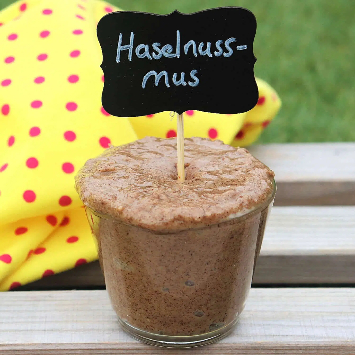 So einfach kannst du Haselnussmus selber machen: Haselnussmus selber machen zahlt sich in vielerlei Hinsicht aus: Wenn du dein Haselnussmus selber machst, dann erhälst du nicht nur ein Mus, dass um Längen aromatischer ist, als ein im Handel gekauftes, sondern du sparst auch noch bares Geld. Und das Beste: Haselnussmus selber machen ist wirklich kinderleicht.