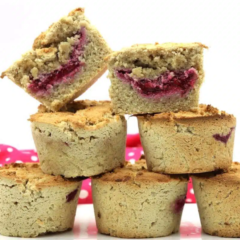 Fruchtig, saftig, köstlich: gefüllte Low Carb Muffins mit Mandelmehl! Diese Low Carb Muffins mit Mandelmehl sind mit einer super schnellen, selbstgemachten Low Carb Himbeermarmelade gefüllt und machen nicht nur beim Naschen, sondern auch beim Backen Spaß. Egal, ob du die Low Carb Muffins nur einfach mal so backen möchtest oder für einen bestimmten Anlass - es lohnt sich dieses Rezept auszuprobieren!