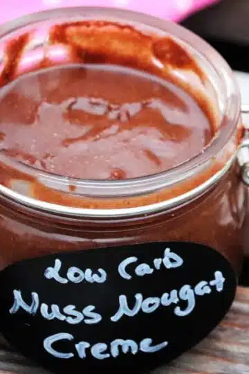 Es gibt kaum jemanden der eine leckere Low Carb Nuss-Nougat Creme zum Frühstück von seinem Brötchen des Platzes verweisen würde. Und da wir alle diesen Aufstrich so sehr lieben, musste für mich natürlich auch ein richtig leckeres und einfaches Low Carb Rezept her. Et voilà: hier kommt mein Rezept für leckere Low Carb Nuss-Nougat Creme, für die du nur 4 Zutaten und nicht mehr als 5 Minuten Zubereitungszeit benötigst.