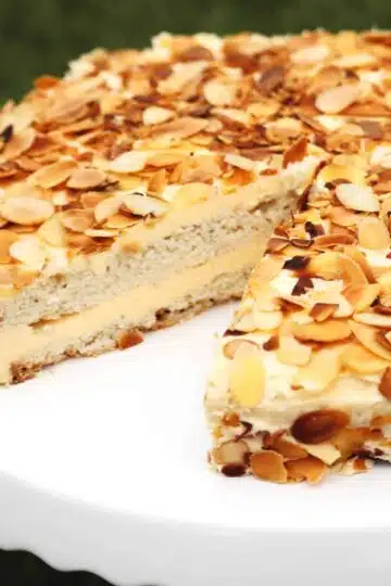 So kannst du eine köstliche Low Carb schwedische Mandeltorte backen. Die Mandeltorte besteht aus zwei leichten und eiweißreichen Low Carb Kuchenböden sowie einer super cremigen Low Carb Vanillecreme. Die perfekte Kombination also für die perfekte Low Carb Torte - natürlich glutenfrei und ohne Zucker!