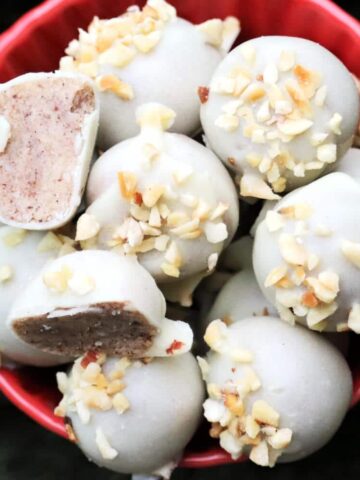 Mittlerweile sind die Mandel Pralinen ohne Zucker zu meiner liebsten Pralinen-Sorte geworden. Möchtest du bei weißer Schokolade und Mandeln auch immer direkt zugreifen? Dann solltest du dieses Rezept direkt ausprobieren!