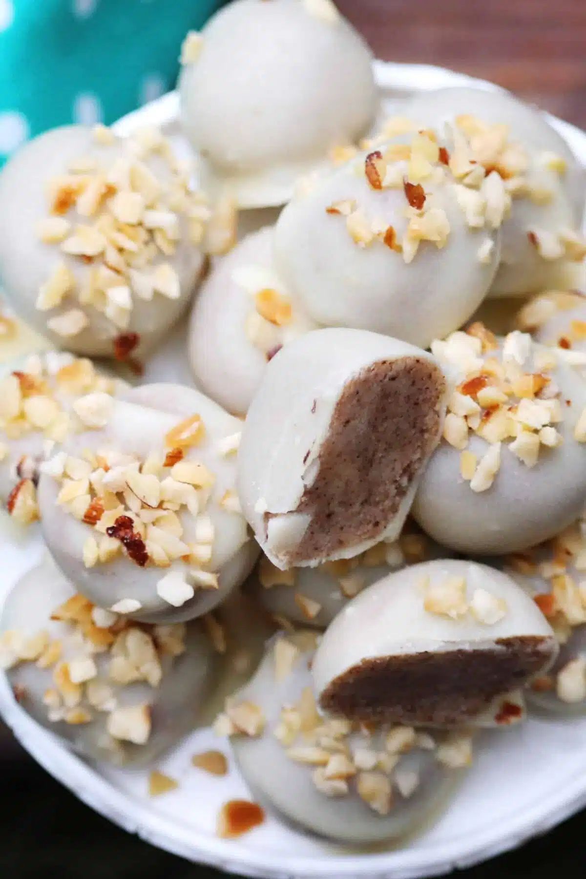 Mittlerweile sind die Mandel Pralinen ohne Zucker zu meiner liebsten Pralinen-Sorte geworden. Möchtest du bei weißer Schokolade und Mandeln auch immer direkt zugreifen? Dann solltest du dieses Rezept direkt ausprobieren!