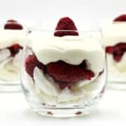 Schnelles Low Carb Dessert mit Quark, Himbeeren und Baiser im Glas.