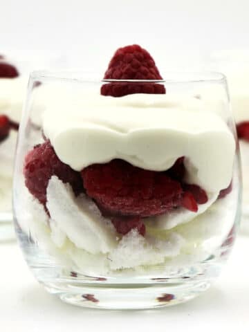 Schnelles Low Carb Dessert mit Quark, Himbeeren und Baiser im Glas.