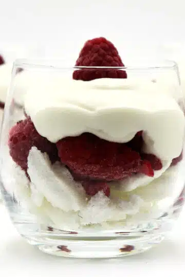 Schnelles Low Carb Dessert mit Quark, Himbeeren und Baiser im Glas.