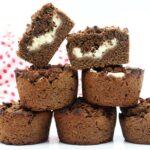 Low Carb Schokomuffins mit Mandelmehl und Frischkäse Füllung backen